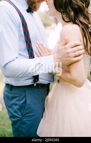 Die Hände der Braut und des Bräutigams umarmen sich zärtlich, Nahaufnahme Stockfoto