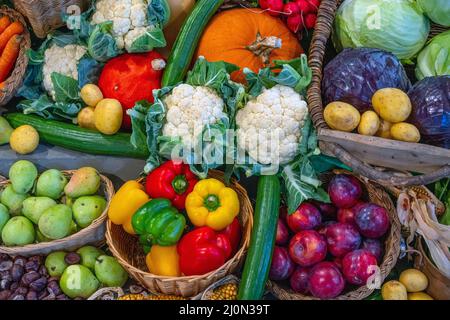 Verschiedene Arten von Gemüse und Obst zum Verkauf auf dem Markt Stockfoto