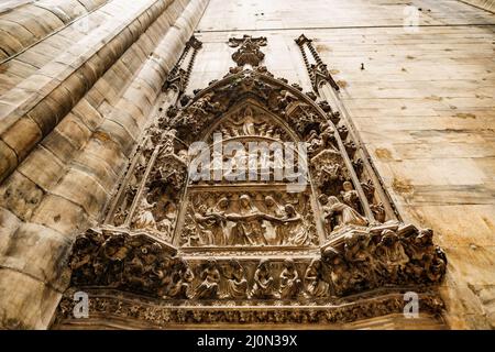 Relief zu einem religiösen Thema an der Wand im Dom. Mailand, Italien Stockfoto