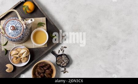 Chinesisches Neujahrs-Konzept mit Teekocher Stockfoto