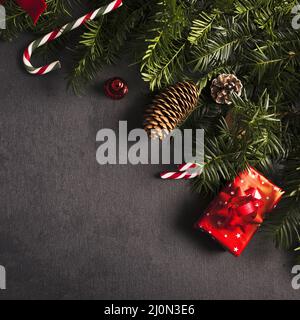 Tannenzweige in der Nähe von Dekorationen weihnachten Stockfoto