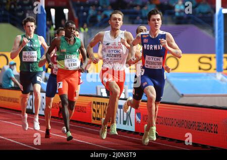 Michał ROZMYS von Pologne , Teddese LEMI von Äthiopien und Jakob INGEBRIGTSEN von Norwegen heizen 1500 M Männer während der Leichtathletik-Hallenweltmeisterschaften 2022 am 18. März 2022 in der stark Arena in Belgrad, Serbien - Foto Laurent Lairys / /ABACAPRESS.COM Stockfoto