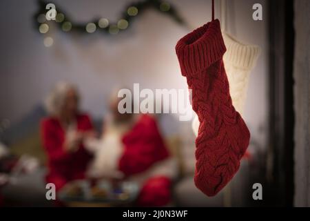 Nahaufnahme der rot-weißen weihnachtssocken Stockfoto