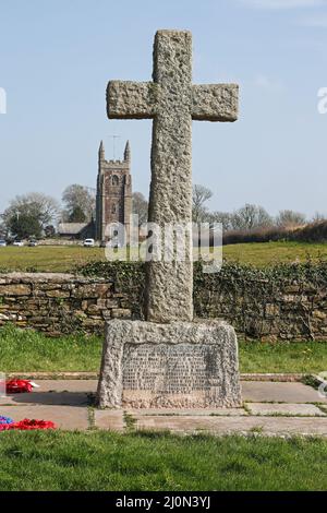 Das Kriegsdenkmal am Eingang zur Maker Church, Rame im Südosten von Cornwall. Kirche St. Mary und St. Julian Stockfoto