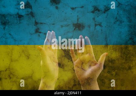 Hände im Gebet. Gebet für die Ukraine. Ukrainische Flagge. Gebet für die ganze Welt Stockfoto