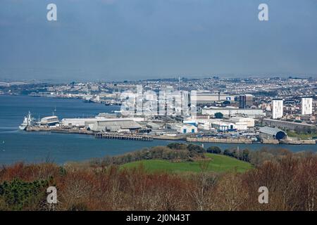 South Yard Devonport wurde im März 2021 in den Freeport-Status für Plymouth aufgenommen. Hier von einem Aussichtspunkt aus gesehen, der auch die einbezieht Stockfoto