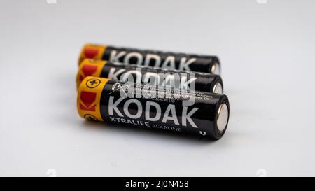 Galloway, Schottland - Dezember 29. 2021: Nahaufnahme von 3 AA Kodak xtralife Alkaline-Batterien Stockfoto
