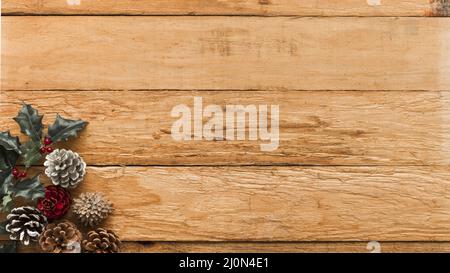 Zapfen mit Stechpalme Tisch Stockfoto