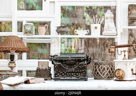 Schreibtisch mit Vintage-Schreibmaschine, Retro-Lampe, altes Telefon Stockfoto