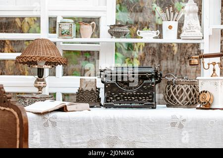 Schreibtisch mit Vintage-Schreibmaschine, Retro-Lampe, altes Telefon Stockfoto