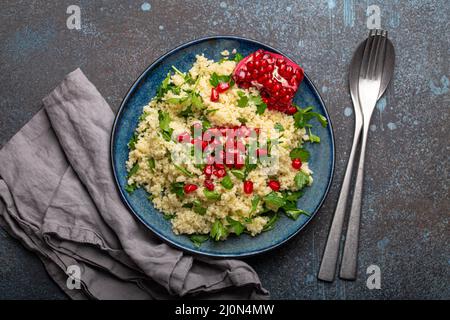 Tabbouleh-Salat mit Couscous und Granatapfel Stockfoto