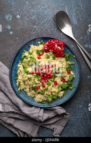 Tabbouleh-Salat mit Couscous und Granatapfel Stockfoto