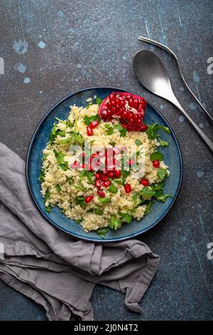 Tabbouleh-Salat mit Couscous und Granatapfel Stockfoto