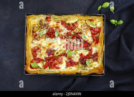 Traditionelle französische Quiche mit Tomaten Stockfoto