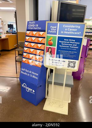 Vertikale Aufnahme des iHealth COVID-19 Antigen Home Rapid Self-Test auf dem Display am Eingang des Apotheke Stockfoto