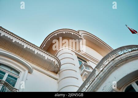 Niedriger Winkel der weißen Farbe alten Ottomanen Stil Haus. Stockfoto