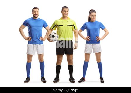 Porträt einer Fußballspielerin und eines Torwarts, das auf weißem Hintergrund vor der Kamera lächelt Stockfoto