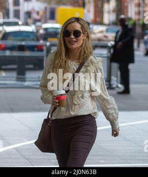 London, England, Großbritannien. 20. März 2022. Laura WHITMORE, die irische Fernsehmoderatorin, Model und Schauspielerin, wird vor dem BBC New Broadcasting House gesehen. (Bild: © Tayfun Salci/ZUMA Press Wire) Stockfoto