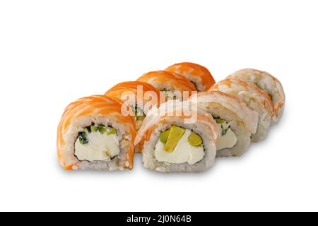 Sushi-Rolle mit Lachs, Frischkäse, Gurke, Garnelen, Avocado. Isoliert auf weißem Hintergrund Stockfoto