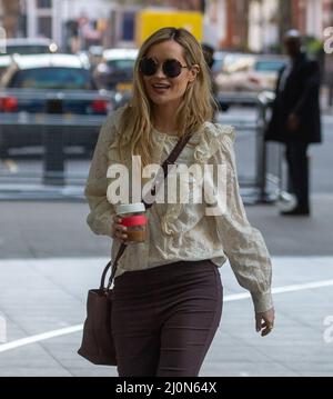 London, England, Großbritannien. 20. März 2022. Laura WHITMORE, die irische Fernsehmoderatorin, Model und Schauspielerin, wird vor dem BBC New Broadcasting House gesehen. (Bild: © Tayfun Salci/ZUMA Press Wire) Stockfoto