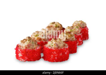 Gebackene Sushi-Rolle mit geräuchertem Lachs, Tobiko-Kaviar und grünen Zwiebeln. Isoliert auf weißem Hintergrund Stockfoto