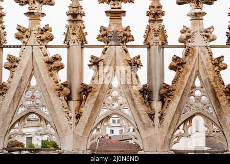 Marmormuster auf den Türmen auf dem Dach des Doms. Mailand, Italien Stockfoto