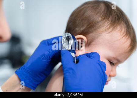 Kinderarzt Arzt Konzept. Medizinische Versorgung von Kindern. Ein Jahr altes Mädchen, das von einer Kinderärztin im Klinikbüro untersucht wurde. Chi Stockfoto