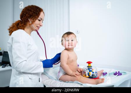 Kinderarzt Arzt Konzept. Medizinische Versorgung von Kindern. Ein Jahr altes Mädchen, das von einer Kinderärztin im Klinikbüro untersucht wurde. Chi Stockfoto