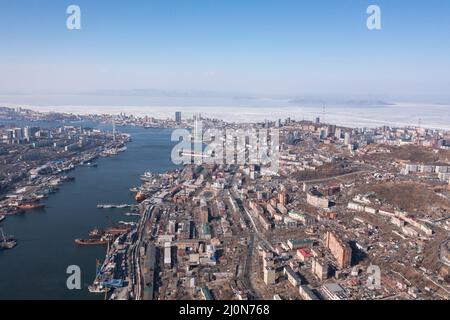 Wladiwostok, Russland - 5. Februar 2022:der Blick von der Spitze der Bucht, Häuser und Straßen der Stadt. Stockfoto