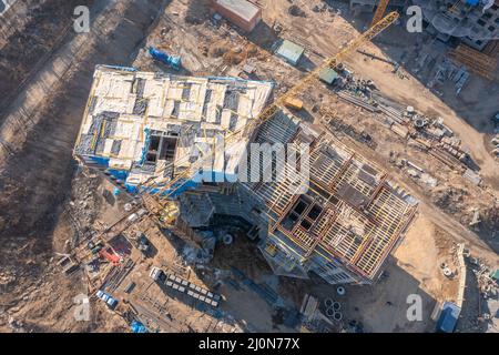 Wladiwostok, Russland - 2. März 2022: Bau eines neuen Hauses. Draufsicht auf den Bau des oberen Stockwerks. Stockfoto