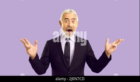 Ein Geschäftsmann sagt WOW und schaut mit einem witzig überraschten Gesichtsausdruck auf die Kamera Stockfoto