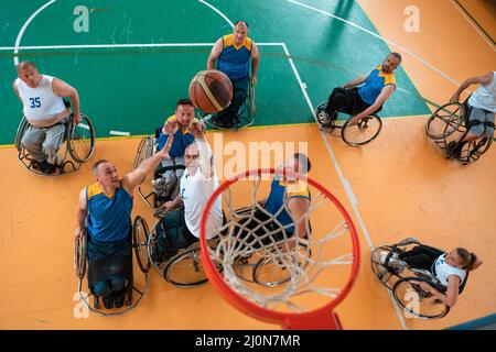 Ein Foto von Basketball-Teams mit Behinderungen mit dem Wahlschalter in der großen Halle vor dem Beginn des Basketballspiels Stockfoto