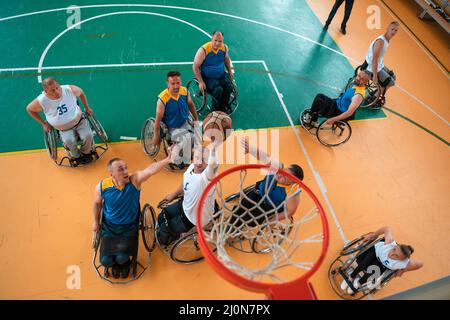 Ein Foto von Basketball-Teams mit Behinderungen mit dem Wahlschalter in der großen Halle vor dem Beginn des Basketballspiels Stockfoto