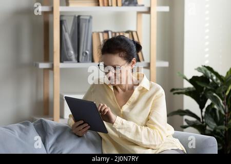 Fokussierte ernsthafte reife Unternehmerin Frau trägt Brille Stockfoto