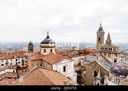 Blick auf die Kathedrale von St. Alexander von Bergamo und die Basilika Santa Maria Maggiore. Bergamo Stockfoto