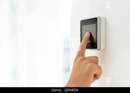 Smart House, Heimautomatisierung, Gerät mit App-Symbolen. Der Mensch nutzt sein Smartphone mit smarthome . Stockfoto