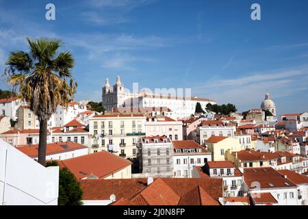 Blick über den schönen Stadtteil Alfama in Lissabon, Portugal Stockfoto