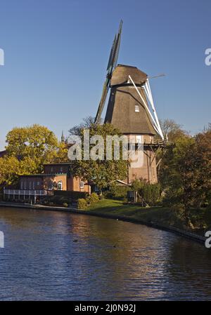 Dreigeschossige holländische Galerie im Knockster tief, Hinte, Ostfriesland, Niedersachsen, Deutschland, Europa Stockfoto