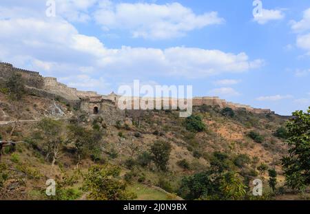 RAM Pol Eingangstor und beeindruckende Mauern von Kumbhalgarh (Kumbhal Fort), eine Mewar Festung, Rajsamand Bezirk, Udaipur, Rajasthan Stockfoto