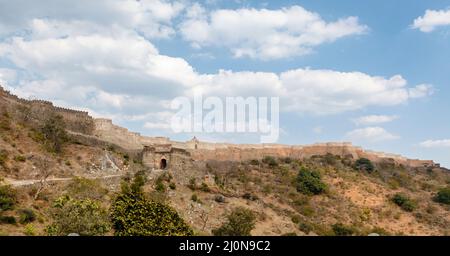 RAM Pol Eingangstor und beeindruckende Mauern von Kumbhalgarh (Kumbhal Fort), eine Mewar Festung, Rajsamand Bezirk, Udaipur, Rajasthan Stockfoto