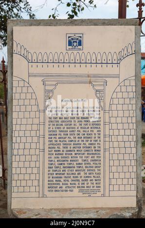 Informationen über Kumbhalgarh ('Kumbhal Fort'), eine Mewar Festung auf der westlichen Strecke der Aravalli Hills, Rajsamand Bezirk in der Nähe von Udaipur, Rajasthan Stockfoto