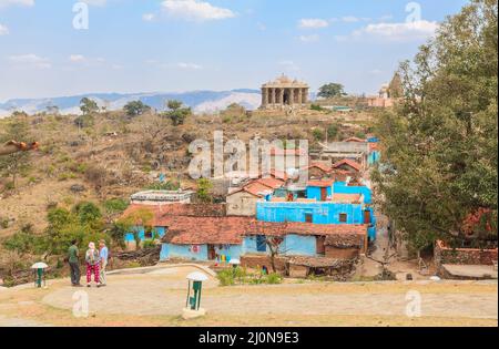 Blick von Kumbhalgarh (Kumbhal Fort), eine Mewar Festung, der Neelkanth Mahadev Tempel und Vedi Tempel, Rajsamand Bezirk in der Nähe von Udaipur, Rajasthan, Indien Stockfoto