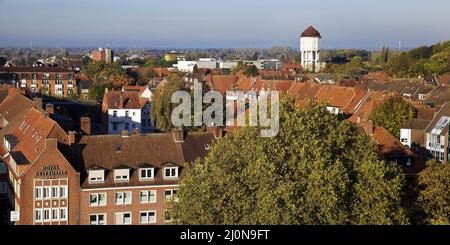 Stadtansicht vom Rathausturm mit dem Wasserturm, Emden, Niedersachsen, Deutschland, Europa Stockfoto