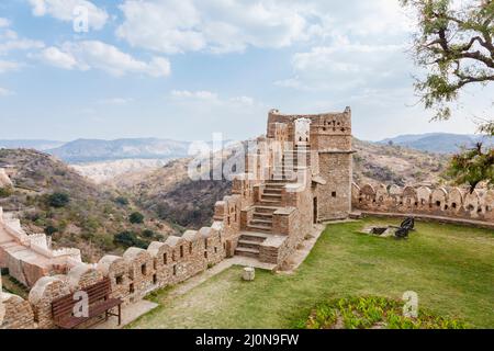 Zinnen an den Wänden von Kumbhalgarh Fort, eine Mewar Festung in den Aravalli Hills, Rajsamand Bezirk in der Nähe von Udaipur, Rajasthan, Westindien Stockfoto