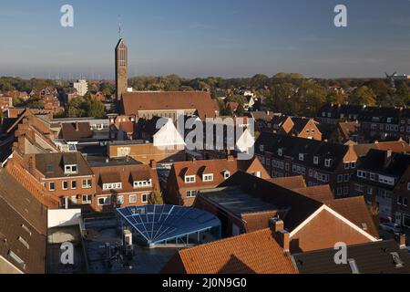 Blick auf die Stadt vom Rathausturm mit der Martin-Luther-Kirche, Emden, Deutschland, Europa Stockfoto