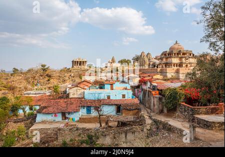 Blick von Kumbhalgarh (Kumbhal Fort), eine Mewar Festung, der Neelkanth Mahadev Tempel und Vedi Tempel, Rajsamand Bezirk in der Nähe von Udaipur, Rajasthan, Indien Stockfoto