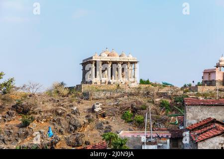 Blick von Kumbhalgarh (Kumbhal Fort), eine Mewar Festung, der Neelkanth Mahadev Tempel, Rajsamand Bezirk in der Nähe von Udaipur, Rajasthan, Westindien Stockfoto