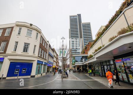 Woking Stadtzentrum mit Blick auf den Commercial Way bis zum kürzlich fertiggestellten Hochhaus-Hochhaus mit gemischter Nutzung am Victoria Square Stockfoto