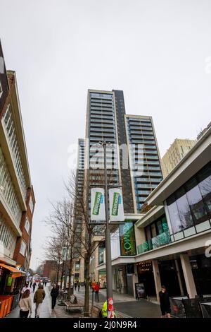 Woking Stadtzentrum mit Blick auf den Commercial Way bis zum kürzlich fertiggestellten Hochhaus-Hochhaus mit gemischter Nutzung am Victoria Square Stockfoto