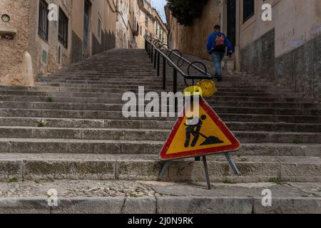 Nahaufnahme eines Warnzeichens auf einer Steintreppe in der mallorquinischen Stadt Felanitx, Spanien Stockfoto